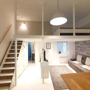 Vintage Near Boulevard With Ac After Renovation , Budapest Hungary